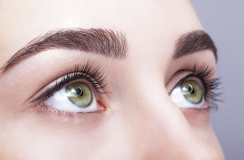 Tus cejas y pestañas son algo más que el marco del rostro
